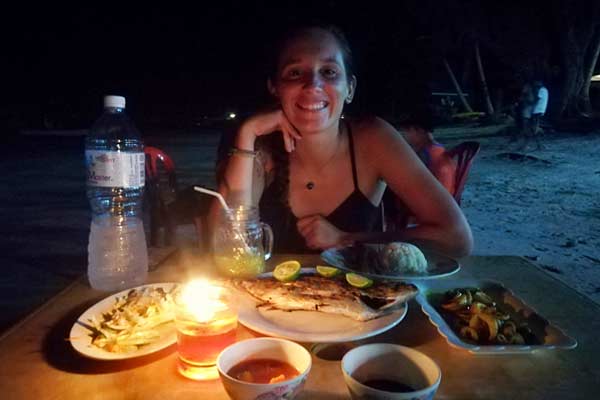 Cenando delicioso pescado y marisco fresco a pie de playa