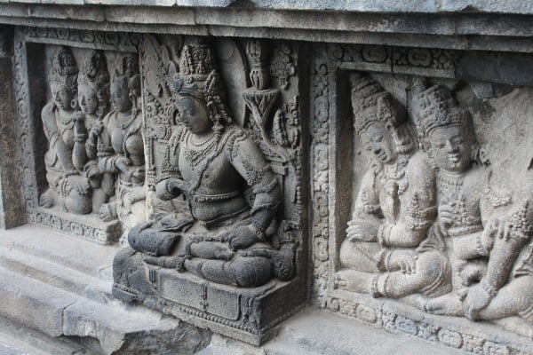 Detalle de la facahda de un templo en Prambanan