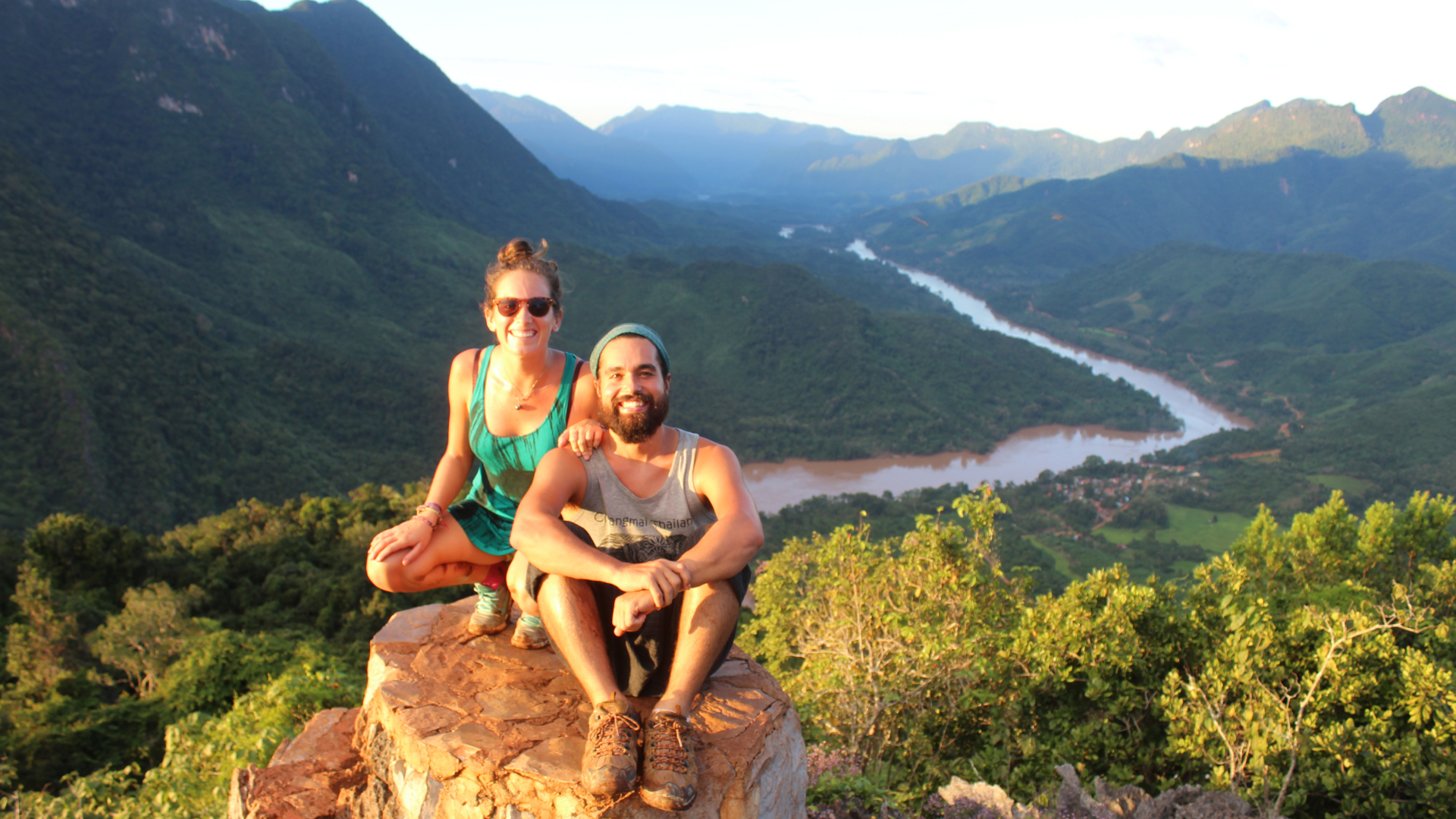 Montse Ros y Jose Hernando de trekking por Laos