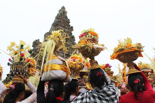 Ceremonia Balinesa con ofrendas en Pura Ulun Beratan