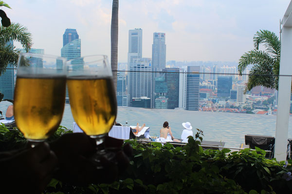Tomándonos unas cervezas con Singapur a nuestros pies